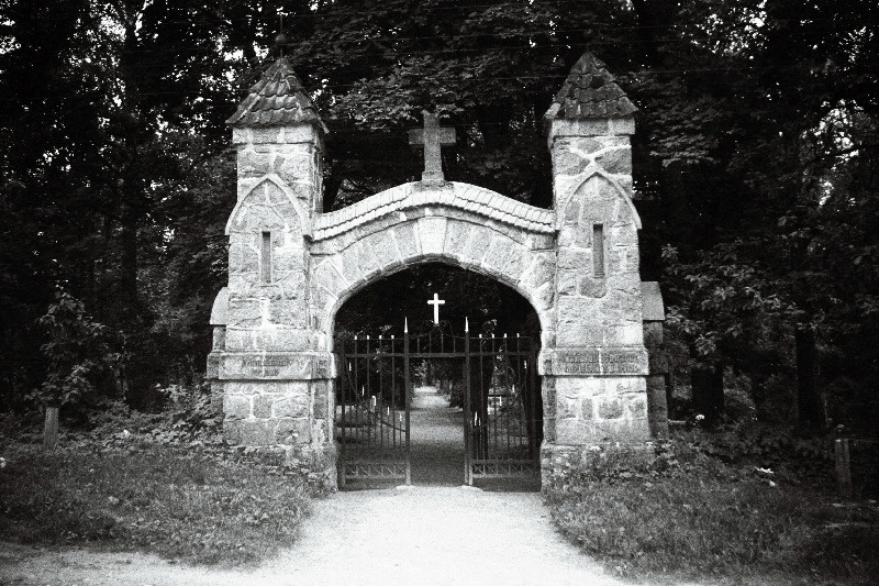 Palamuse kalmistu värav.