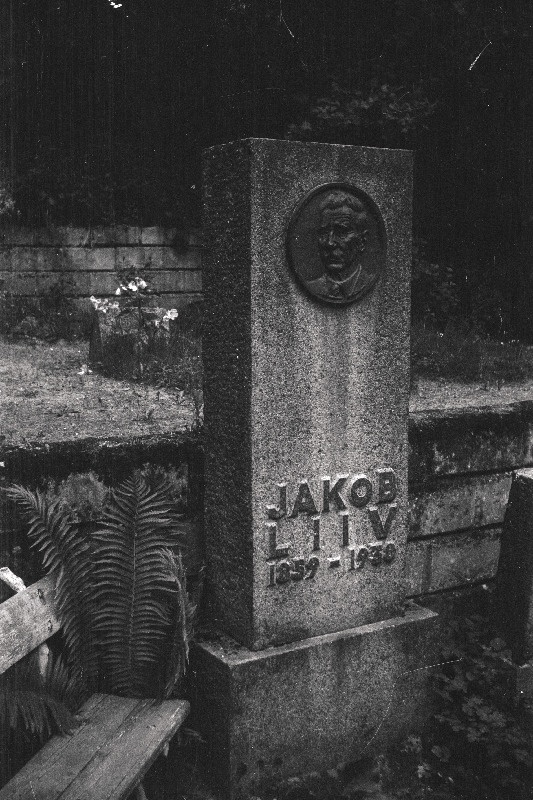Kirjanik Jakob Liivi hauamonument Rakvere kalmistul.