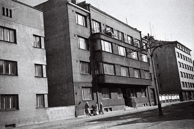 Hoone Pärnu mnt 23, kus elavad kirjanikud Johannes Semper, Paul Viiding ja Paul Rummo.