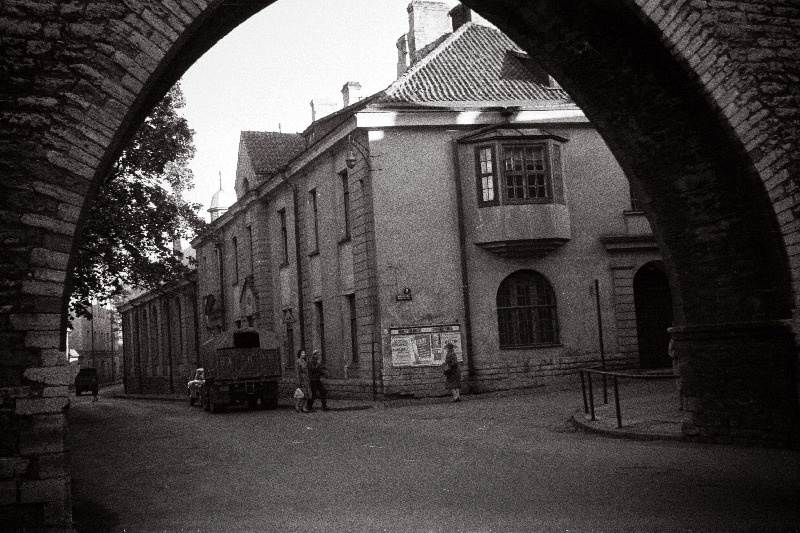 Nooruse tänav (endine Kloostri tänav).