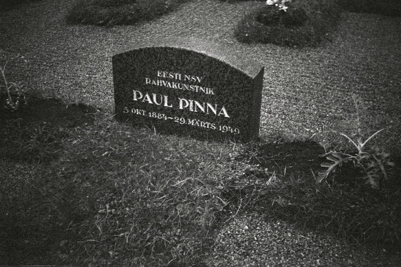 Näitleja ja lavastaja Paul Pinna hauatähis Metsakalmistul.