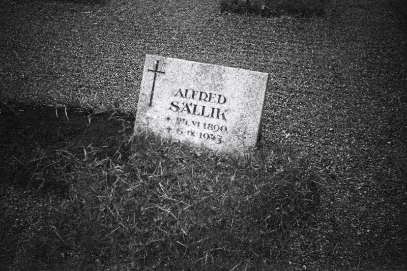 Näitleja ja lavastaja Alfred Sälliku hauatähis Metsakalmistul.