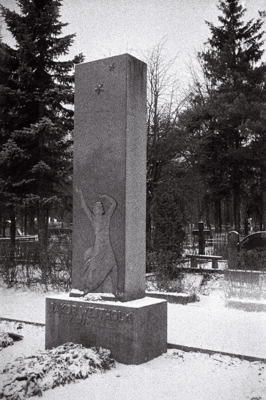 Pedagoogi ja ühiskonnategelase Jakob Westholmi hauasammas Rahumäe kalmistul.