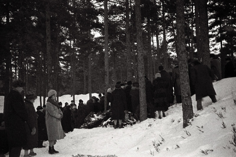 Matuselised skulptor Ferdi Sannamees´i haua juures Metsakalmistul.
