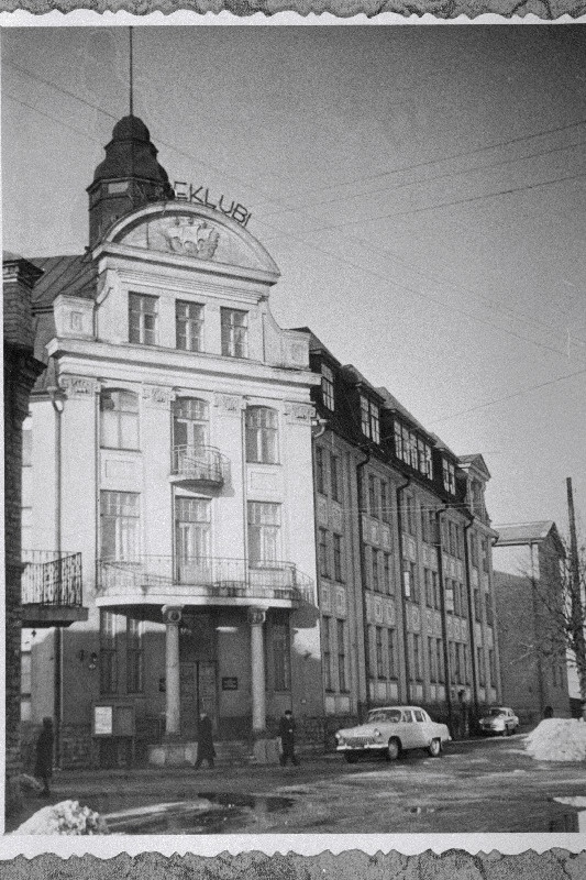 Mereklubi Uus-Sadama tänaval.