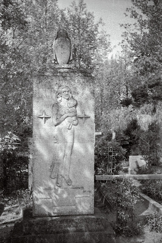 Skulptor Roman Haavamäe perekonna hauamonument Haapsalu kalmistul.