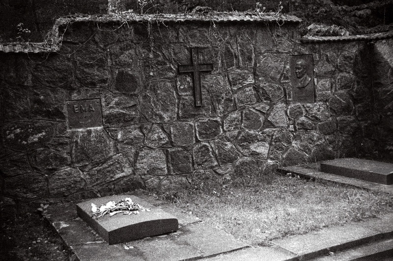 Näitleja Leopold Hanseni rahula Elva kalmistul.