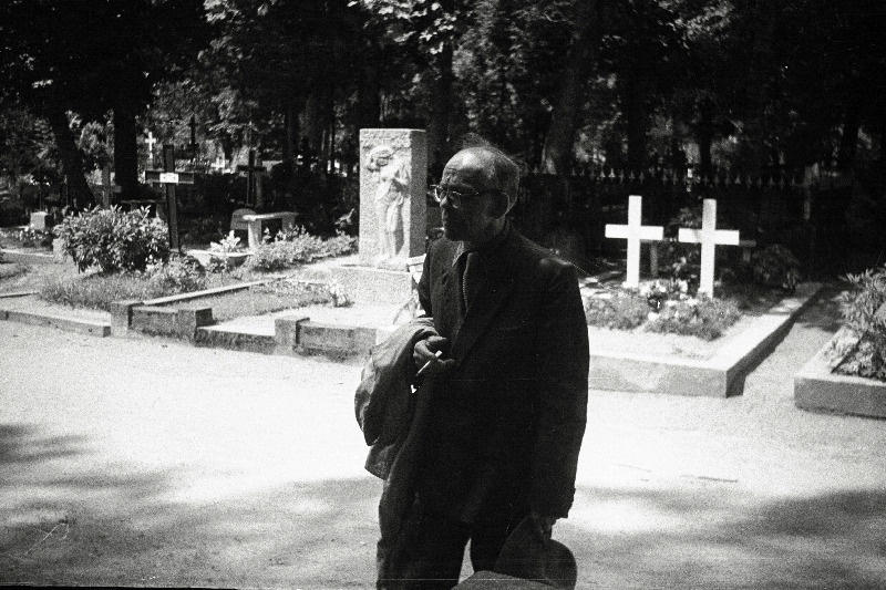 Maalikunstnik Rudolf Sepp Maarja kalmistul jalutuskäigul.