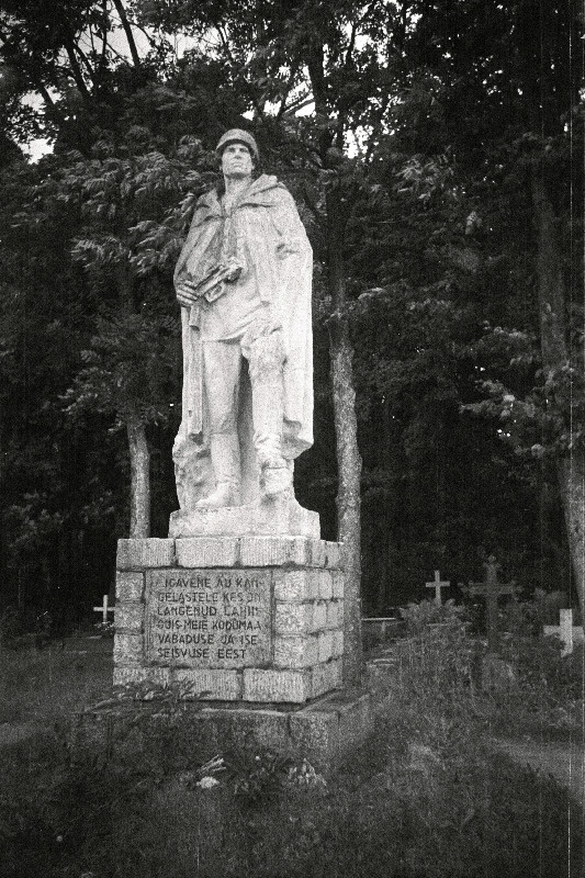 Teise maailmasõja lahingutes langenute mälestusmärk kalmistul.