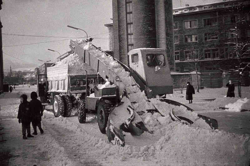 Lumekoristusmasin M. Lomonssovi tänaval.