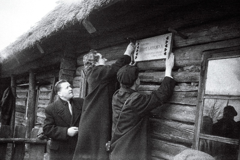 Maalikunstnik Ants Laikmaaa mälestustahvli avamine tema sünnikohas Araste külas Paiba talus, paremalt 1. kodu-uurija Lembit Odres.