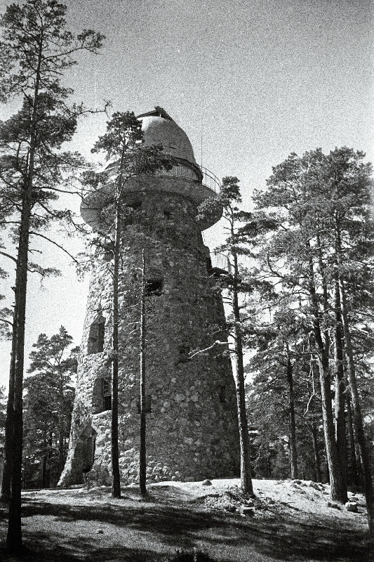 Mõisnik Nicolai von Glehni ehitatud vaatetorn-tähetorn Mustamäel Nõmmel.