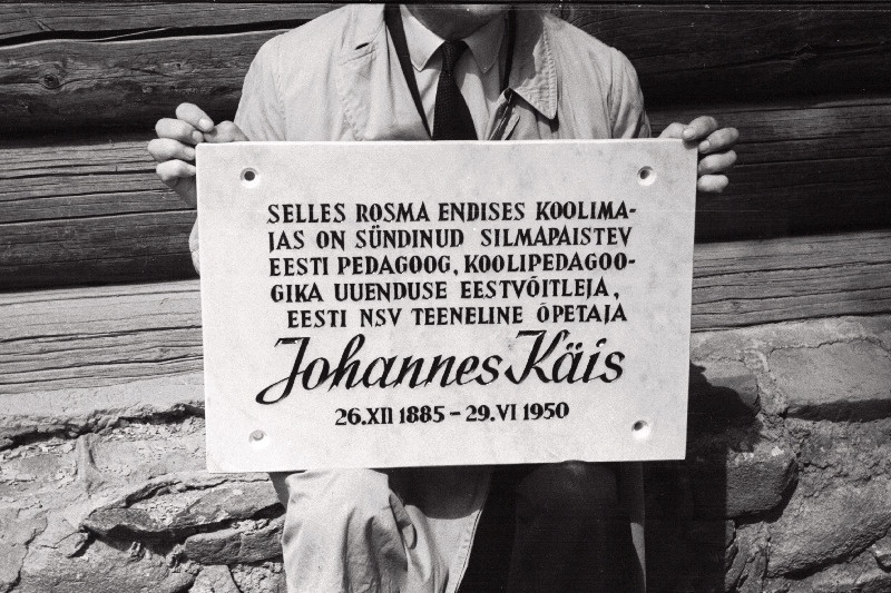 Mälestusplaat Rosma endises koolimajas, kus on sündinud pedagoog ja kooliuuendusliikumise juht Johannes Käis.