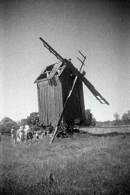 Hüti küla lagunenud tuulik.