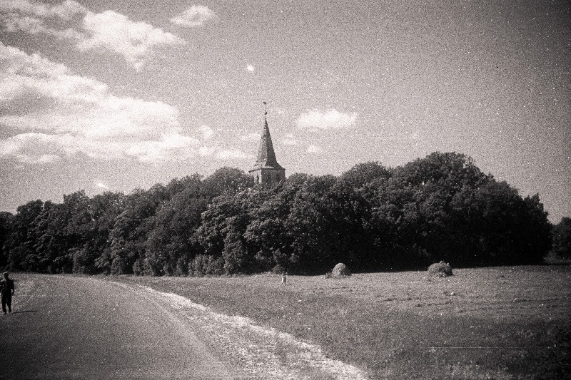 Vaade Pühalepa Laurentiuse kirikule.