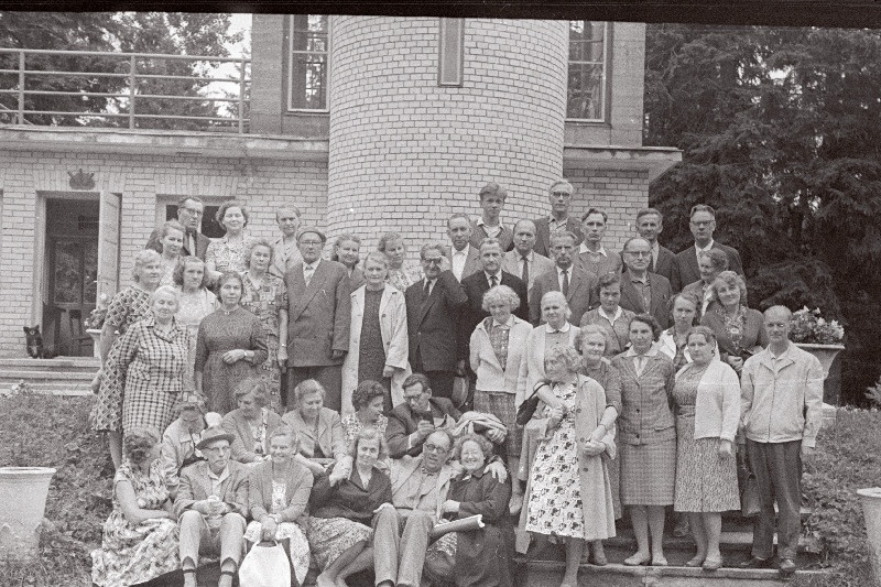 Võru Õpetajate Seminari kokkutulekust osavõtjad Munamäel.