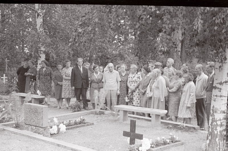 Võru Õpetajate Seminari vilistlased õpetaja Erich Rummu hauaplatsi juures Võru kalmistul.