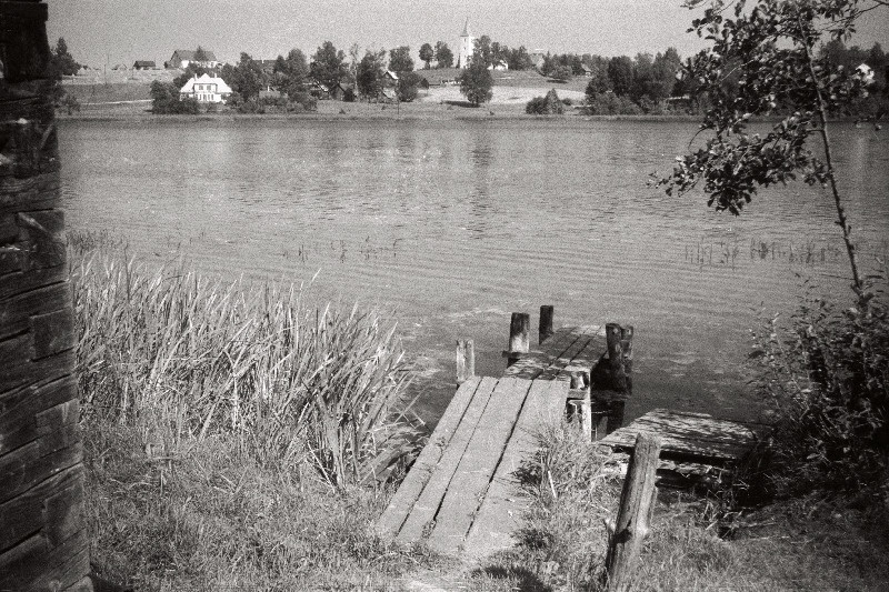 Rõuge Suurjärv, tagaplaanil Rõuge kirik.