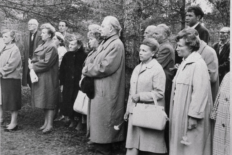 Hauakivi paigaldamine kirjanik Marie Heibergi hauaplatsile Liiva kalmistul.