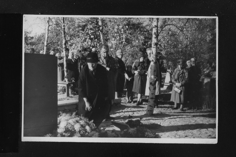 Pärgade panek kunstnike Kristjan Raua ja Paul Raua 100. sünniaastapäeval Rahumäe kalmistul, esiplaanil K. Raua lesk.