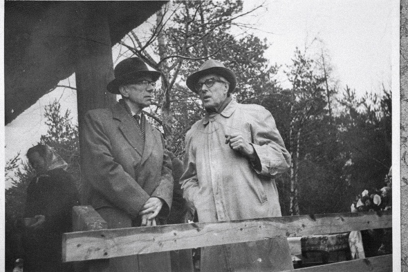 Skulptor Juhan Raudsepp (paremal) ja kunstiteadlane Voldemar Vaga vestlemas Taeblas maalikunstnik Ants Laikmaa 100. sünniaastapäeval.