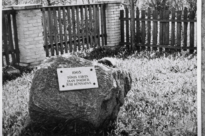 Mälestuskivi 1905. a ohvrite mõrvamispaigal Märjamaal.