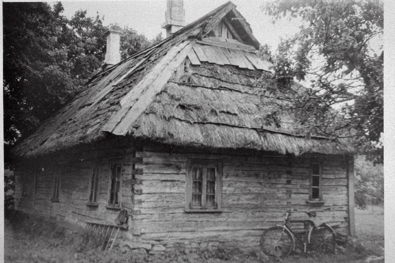 Kirjanik Aadu Hindi kodutalu Saaremaal Kuusnõmme külas.