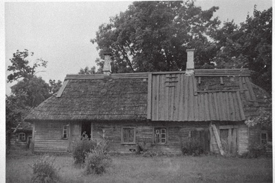 Kirjanik Aadu Hindi kodutalu Saaremaal Kuusnõmme külas.  similar photo