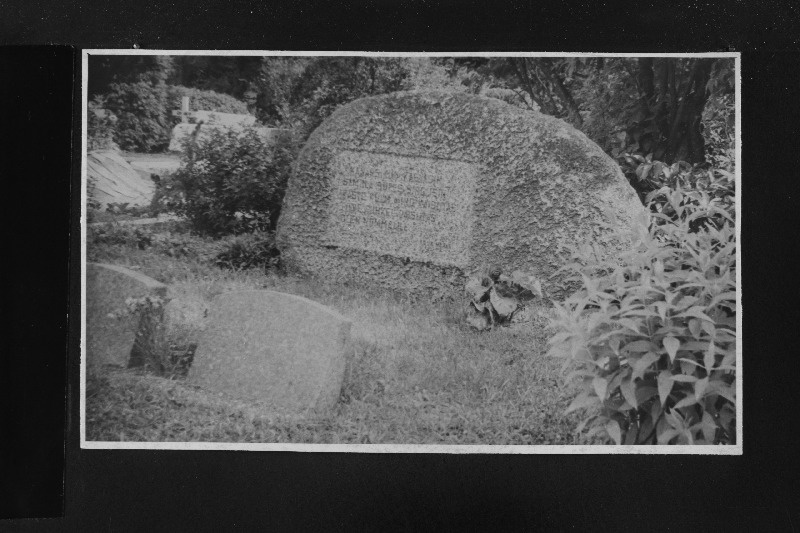 Kirjanik Anna Haava haud Maarja kalmistul.