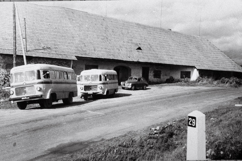 Võru Õpetajate Seminari vilistlaste ekskursioonibussid Vastseliina [Vasekoja] vana kõrtsihoone ees.