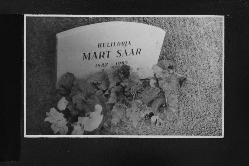 Helilooja Mart Saare hauakivi Suure-Jaani kalmistul.