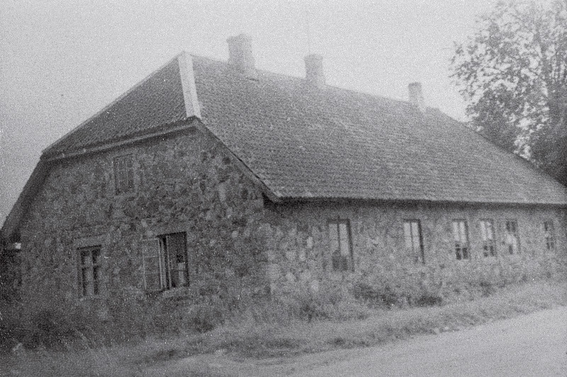 Kuusle endine koolimaja.