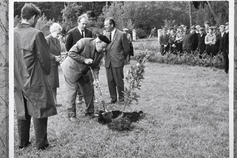 Kirjanik Johannes Semper koos kodu-uurijatega Luua dendropargis tamme istutamas.