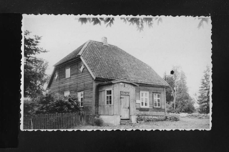 Pulleritsu endine koolimaja Holstres.