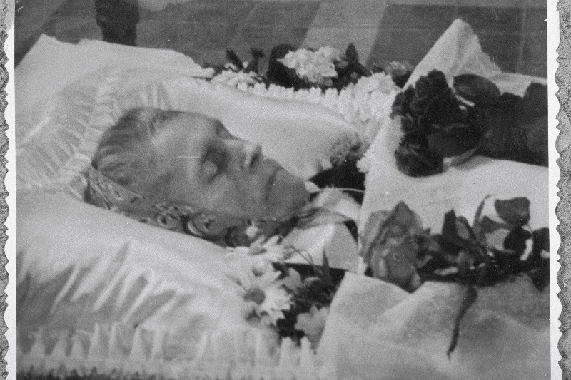 Kirjanik Marta Sillaotsa põrm kirstus.