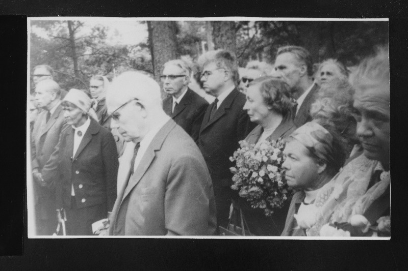 Kirjanik Friedebert Tuglase abikaasa Elo Tuglase matus Metsakalmistul; ees keskel ajaloolane Hans Kruus, tema taga kirjanikud Juhan Smuul ja  Aadu Hint.