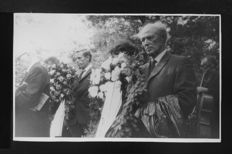 Kirjanik Friedebert Tuglase abikaasa Elo Tuglase matus Metsakalmistul; paremalt 1. kirjanik Rudolf Sirge.