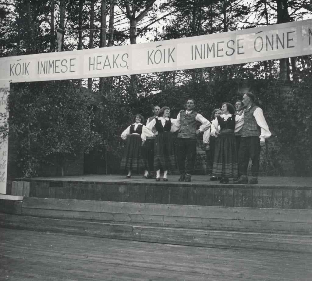 Foto ja negatiiv. Misso laulupidu 20. augustil 1961.a. uuel lauluväljakul.