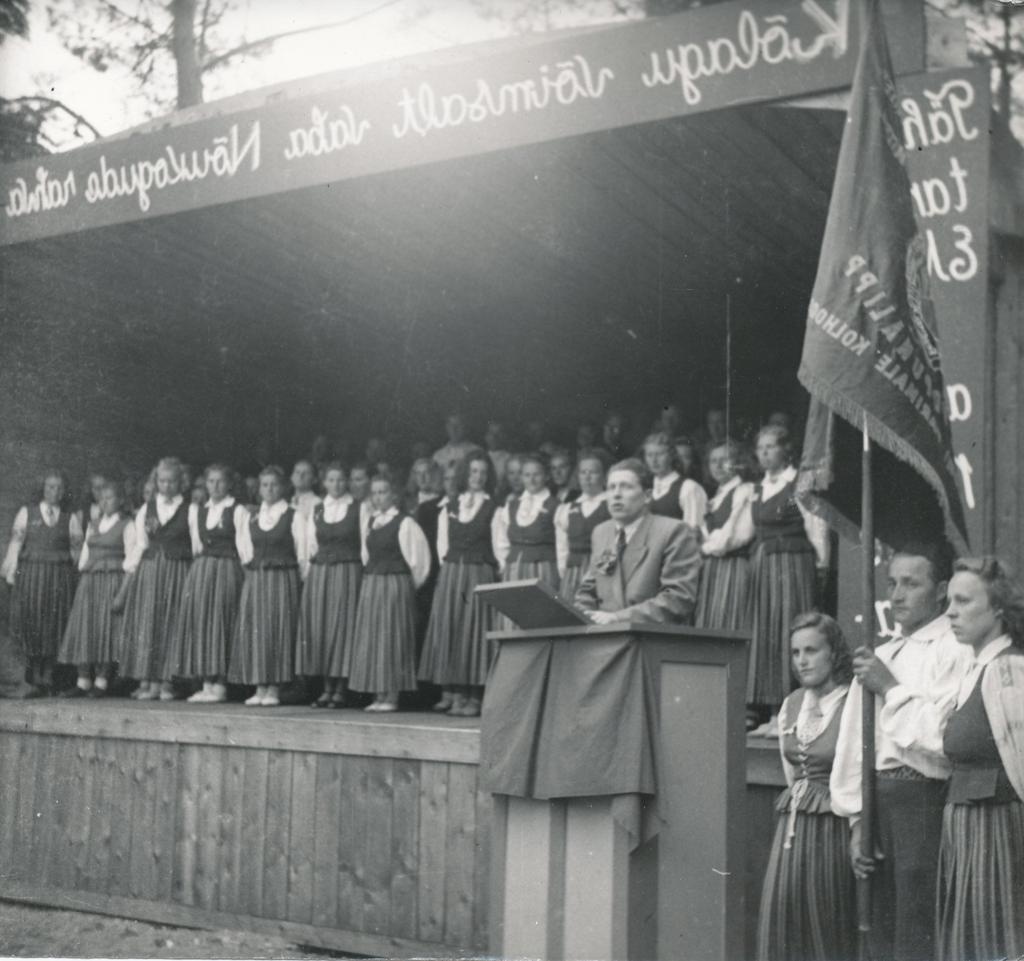 Foto ja negatiiv. Misso laulupidu 8. juulil 1951.a.,avab Vastseliina rajooni TSN TK esimees J.Naarits.