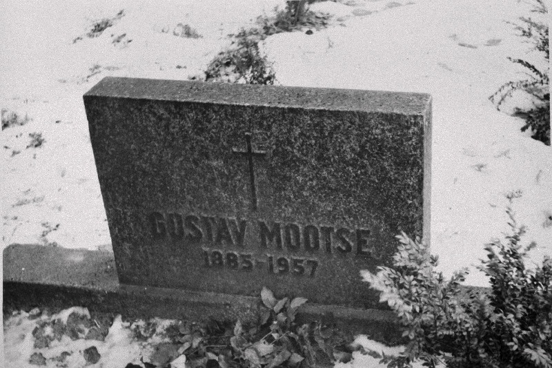 Graafiku pedagoogi ja muuseumitöötaja kunstnik Gustav Mootse hauaplaat Viljandi kalmistul.