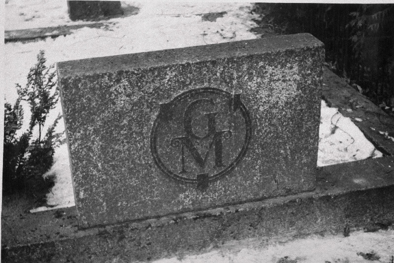Graafiku pedagoogi ja muuseumitöötaja kunstnik Gustav Mootse hauaplaat Viljandi kalmistul.