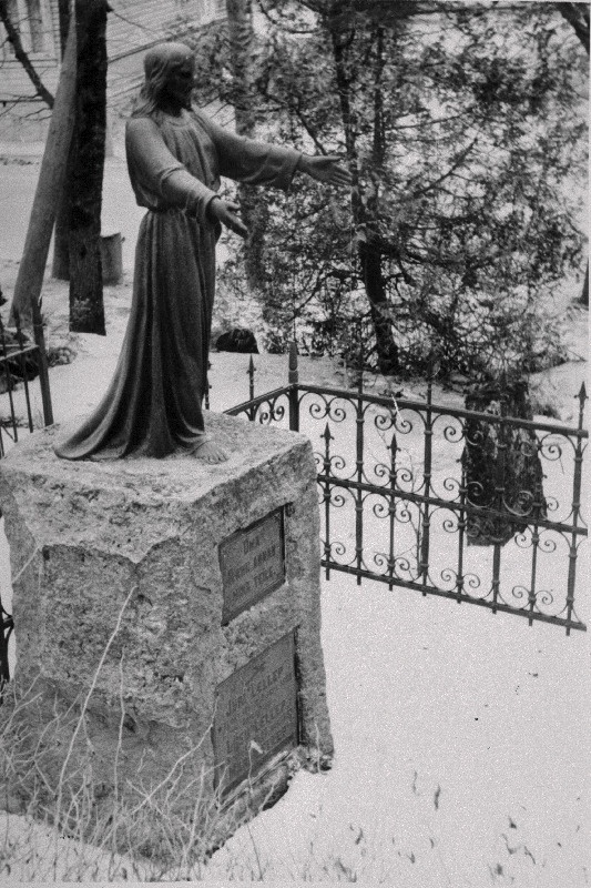 Skulptuur Viljandi kalmistul.