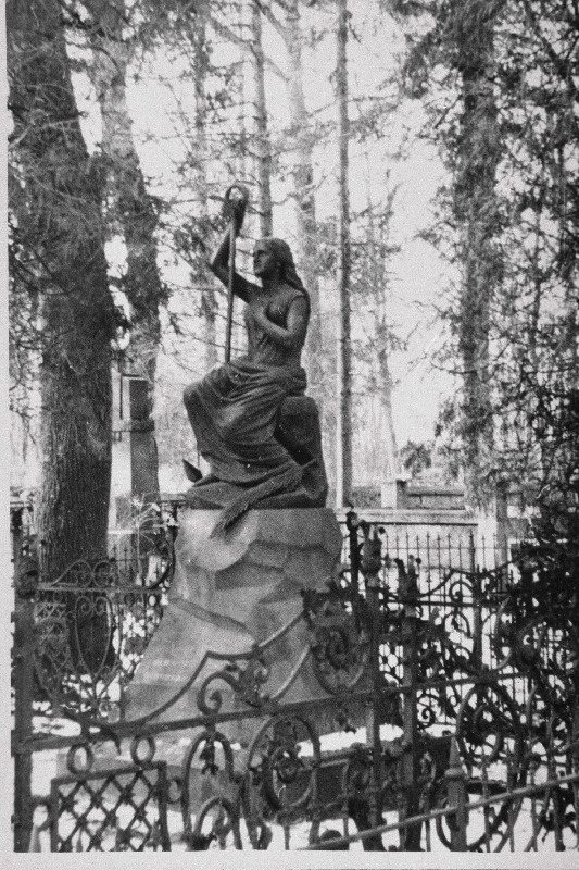 Skulptor August Weizenbergi skulptuur Viljandi kalmistul.