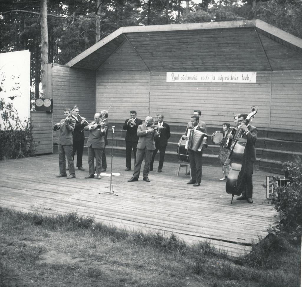 Foto ja negatiiv. Misso laulupidu 2. augustil 1969.a., esineb rahvapilliorkester