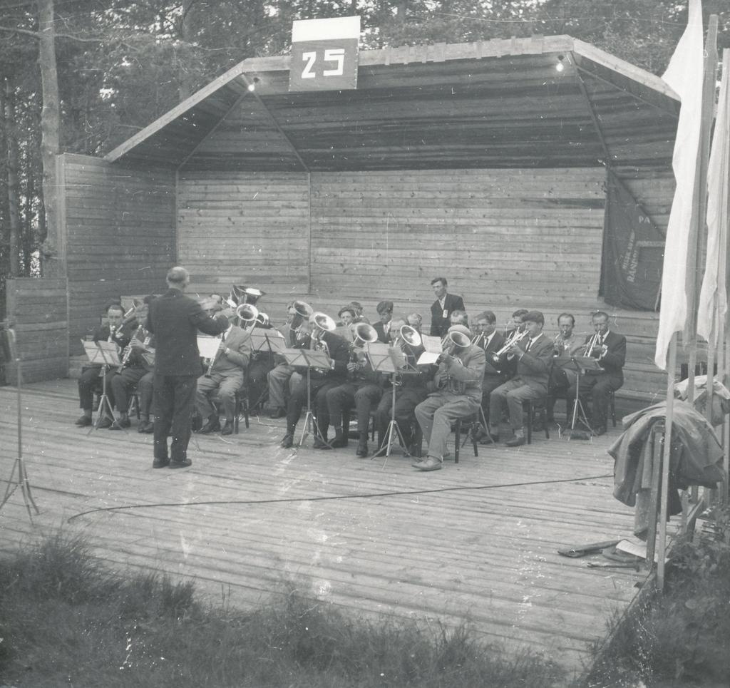 Foto ja negatiiv. Misso laulupidu 1965.a.,esineb Misso puhkpilliorkester.