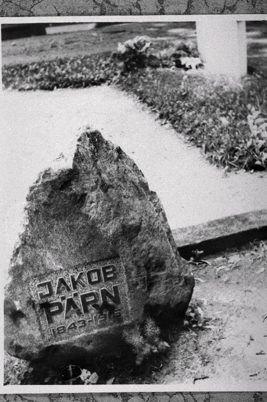 Kirjanik Jakob Pärna hauakivi Raadi kalmistul.