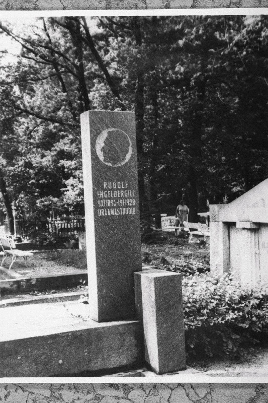 Näitleja Rudolf Engelbergi hauasammas Raadi kalmistul.