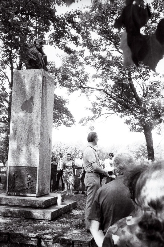 Biogeograaf looduskaitsetegelane Jaan Eilart kõneleb kodu-uurijate vabariiklikust kokkutulekust osavõtjatele kirjanik Anton Hansen Tammsaare monumendi juures Albus.
