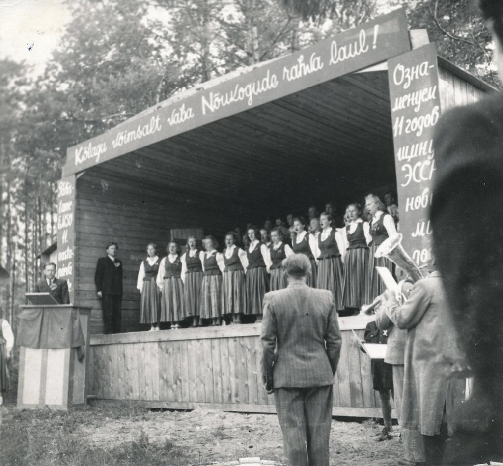 Foto ja negatiiv. Misso laulupidu 8. juulil 1951.a. Sõbrasaares, laval Misso segakoor.