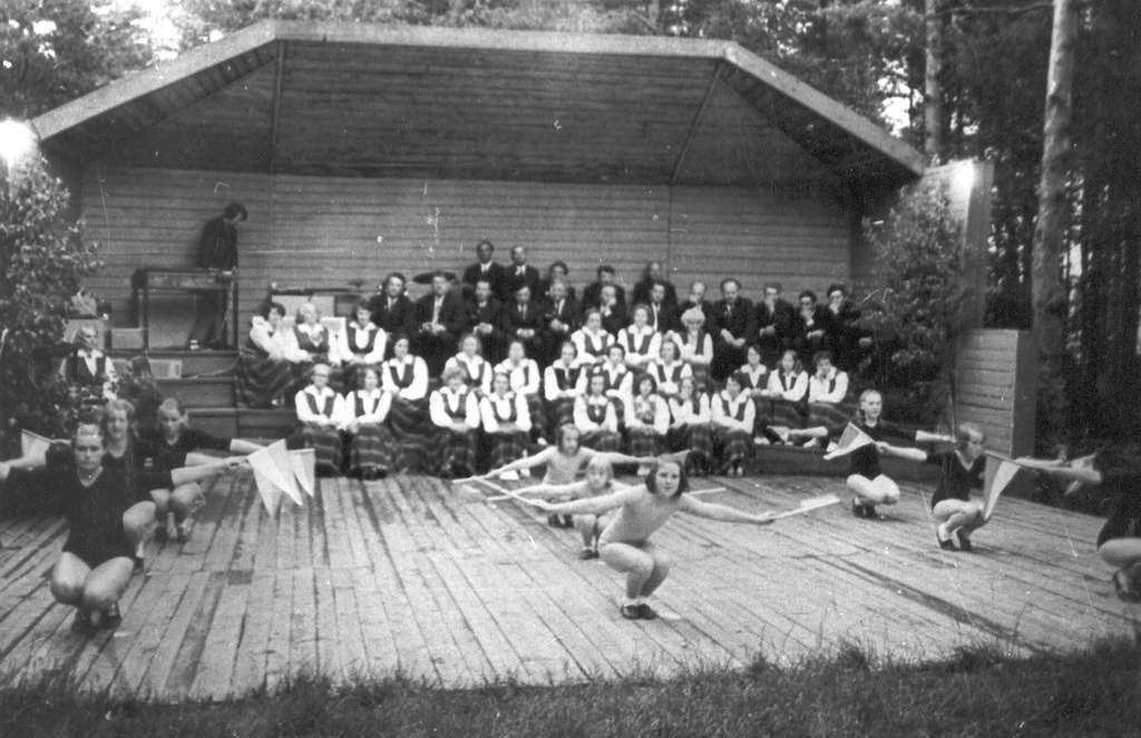 Foto ja negatiiv. Jaanipäeva tähistamine Misso lauluväljakul 23. juunil 1974.a.